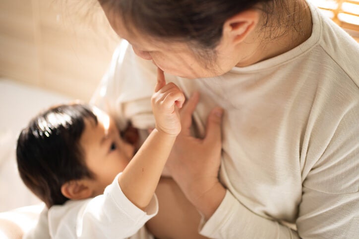แม่กำลังให้นมลูก