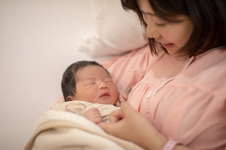 คุณแม่อุ้มลูกน้อยที่เกิดในฤกษ์คลอด และ ฤกษ์ผ่าคลอด 2570