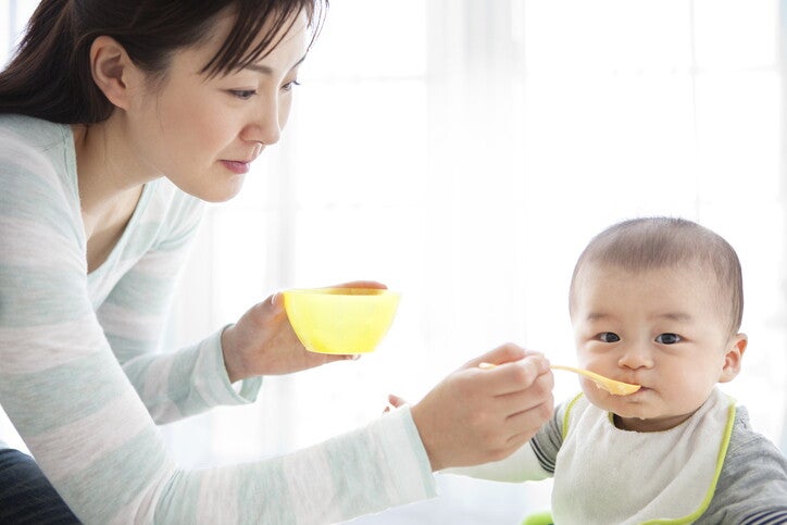 คุณแม่กำลังใส่ใจป้อนอาหารที่มีธาตุเหล็กสูงสําหรับเด็ก เพื่อให้ลูกได้รับสารอาหารที่จำเป็นและป้องกันภาวะเด็กขาดธาตุเหล็ก