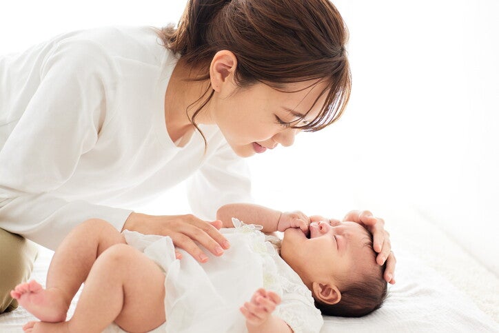 แม่ปลอบลูกที่กำลังร้องไห้