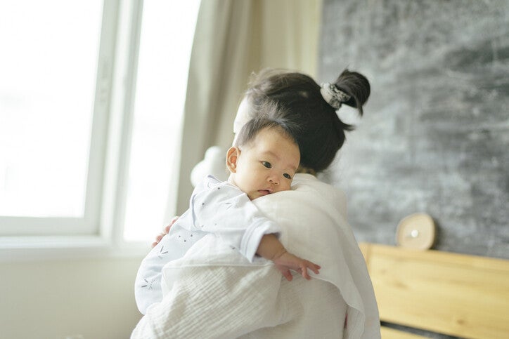 คุณแม่อุ้มลูกพาดบ่า