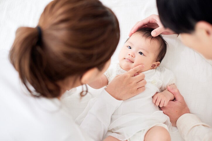คุณแม่จับแก้มทารกตอนนอน