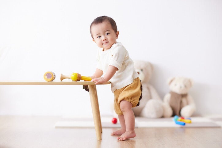 เด็กเกาะโต๊ะยืน