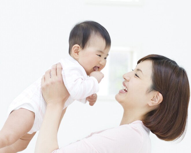 คุณแม่อุ้มเด็กทารก