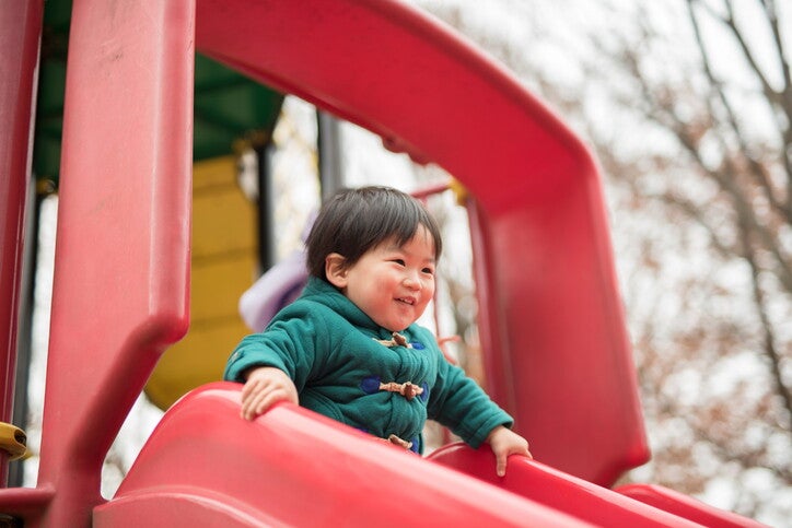 เด็กกำลังเล่นสไลเดอร์