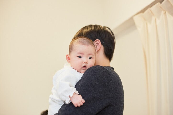 ผู้ปกครองอุ้มเด็ก