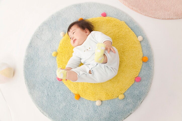 เด็กนอนอ้าขาบนพรม