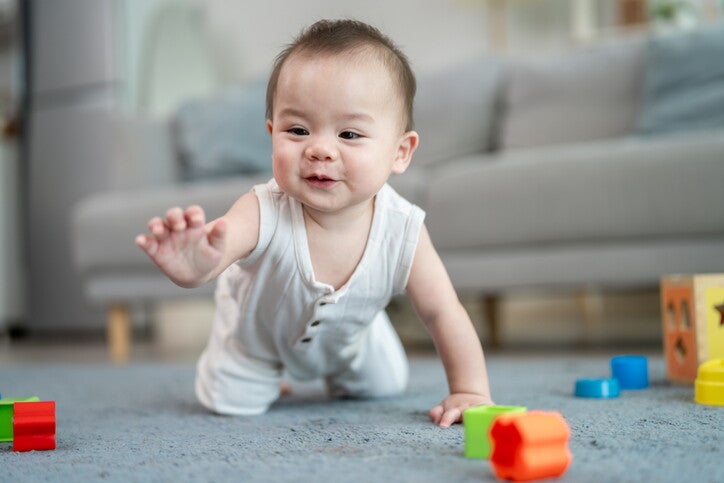 เด็กทารกกำลังเล่นของเล่น