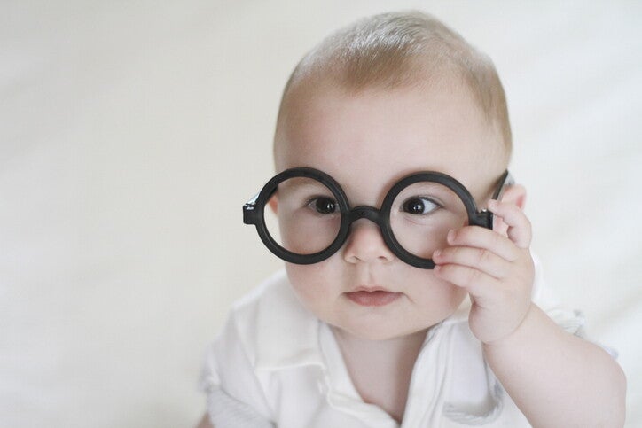 เด็กผู้ชายใส่แว่นขนาดใหญ่