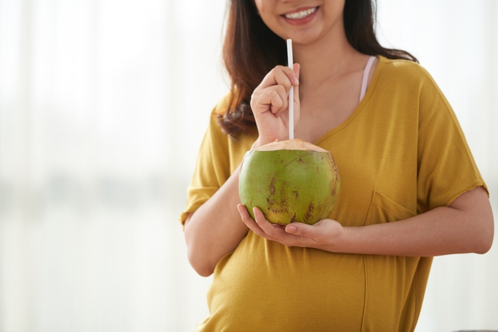คนท้องกินน้ำมะพร้าวได้ไหม กินเท่าไหร่ถึงจะปลอดภัยกับลูกในท้อง