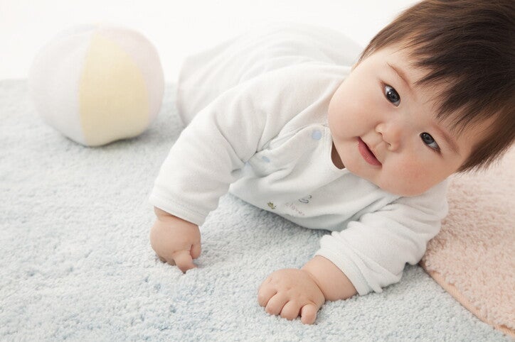 ทารกทำท่าคลานบนพรม