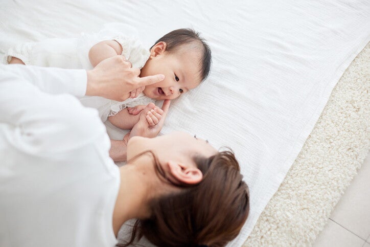 แม่เล่นกับเด็กทารก