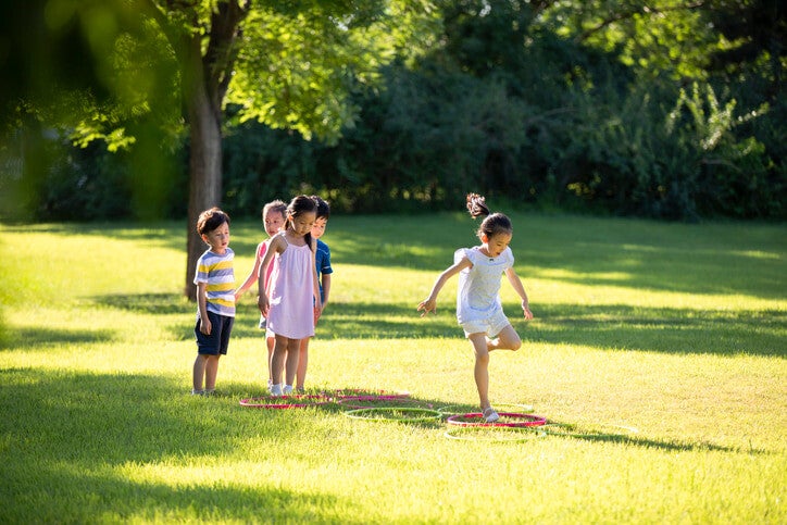 เกมยืนขาเดียวเก็บถุงทราย