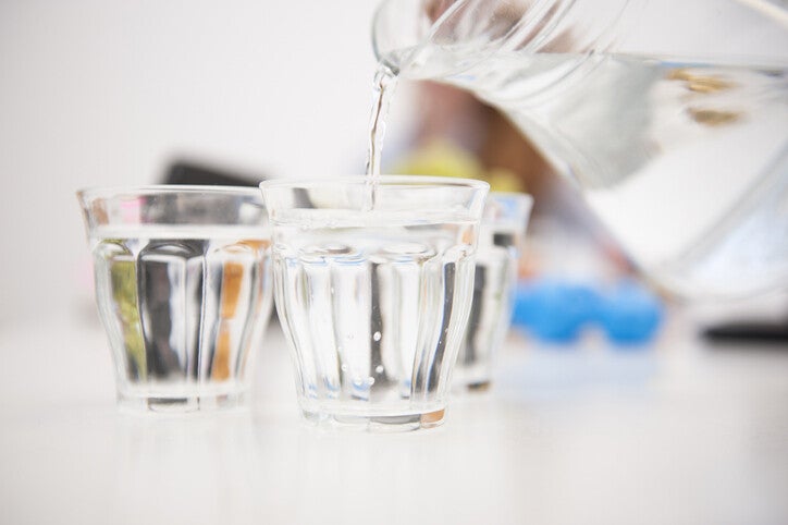 เกมเทน้ำให้ตรงเส้น