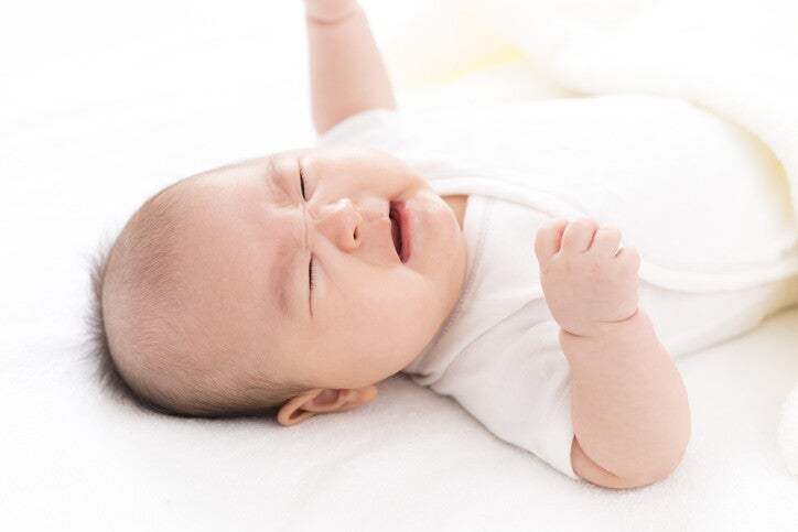 เด็กทารกนอนทำท่าทางงอแง