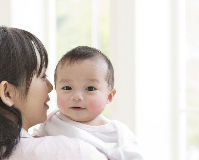 คุณแม่อุ้มลูกน้อย