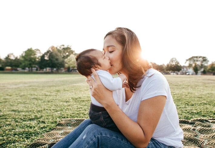 แม่หอมแก้มลูกน้อย