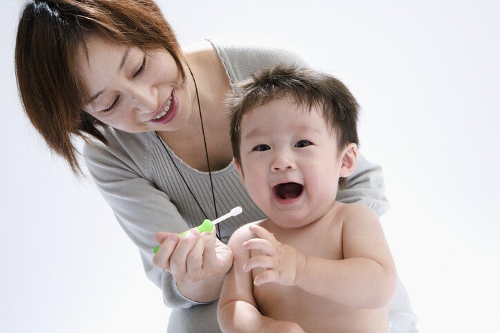 คุณแม่แปรงฟันให้ลูก