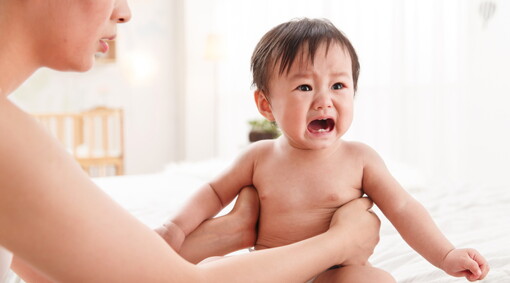 ลูกปวดท้องตรงสะดือเป็น ๆ หาย ๆ เกิดจากอะไร พร้อมวิธีดูแลทารกปวดท้อง