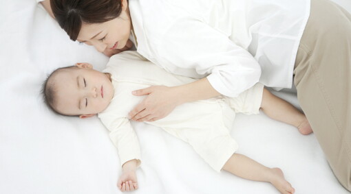 ทารกนอนสะดุ้ง เกิดจากอะไร พร้อมวิธีแก้ลูกนอนสะดุ้งและวิธีรับมือ