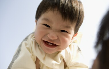 ทารกฟันขึ้นตอนกี่เดือน เด็กฟันน้ำนมขึ้นตอนไหน คุณแม่ควรสังเกต