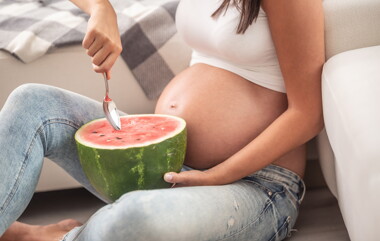 คนท้องกินแตงโมได้ไหม คุณแม่กินแตงโมอย่างไรให้ดีกับลูกในครรภ์