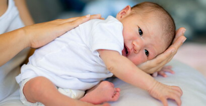 ทารกสะอึก มีสาเหตุจากอะไร คุณพ่อคุณแม่ช่วยบรรเทาอาการยังไงได้บ้าง