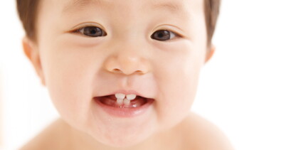 ลูกน้อยฟันแท้ขึ้นกี่ขวบ ฟันน้ำนมหลุดเมื่อไหร่ พร้อมวิธีดูแลฟันแท้