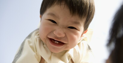 ทารกฟันขึ้นตอนกี่เดือน เด็กฟันน้ำนมขึ้นตอนไหน คุณแม่ควรสังเกต