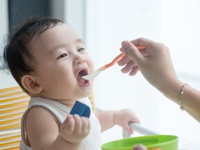 พัฒนาการและอาหารที่เหมาะกับลูกน้อยช่วง 10-11 เดือน