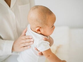 วิธีจับลูกเรอ ท่าจับถูกต้องทำอย่างไร อุ้มเรอกี่นาทีถึงพอ? เพื่อให้ลูกสบายท้อง