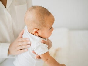 วิธีจับลูกเรอ ท่าอุ้มเรอ ท่าจับลูกเรอ ช่วยให้ลูกสบายท้องหลังอิ่มนม