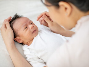 ทารกไม่ยอมนอน ลูกงอแงไม่ยอมนอนไม่มีสาเหตุ พร้อมวิธีรับมือ