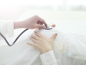 มือคุณหมอใช้หูฟังแพทย์