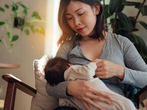 คุณแม่กำลังให้นมลูก