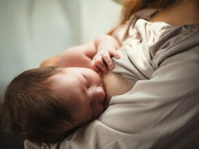 การเลี้ยงลูกด้วยนมแม่ พร้อมวิธีให้นมลูกและการเก็บน้ำนม