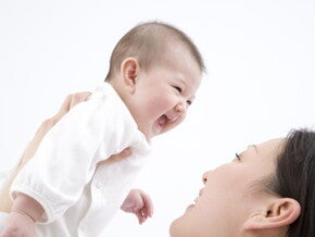 พัฒนาการเด็ก 4 เดือน ทารก 4 เดือน พร้อมวิธีเสริมพัฒนาการลูก