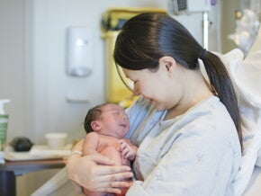 การผ่าคลอดกับคลอดเองต่างกันยังไง พร้อมข้อดีข้อเสีย