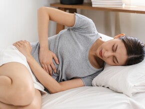 คุณแม่ปวดท้องน้อยหลังคลอด อันตรายไหม รับมืออย่างไรดี