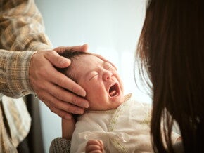 เด็กร้องไห้ไม่หยุด ลูกร้องไห้ไม่มีสาเหตุ พร้อมวิธีรับมือ