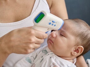 วิธีลดไข้ทารกแรกเกิด อาการทารกเป็นไข้ ทารกตัวร้อน พร้อมวิธีวัดไข้