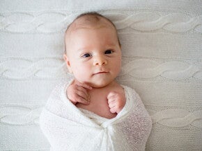 วิธีห่อตัวทารก การห่อตัวทารกให้ลูกสบายตัว คล้ายอยู่ในท้องแม่
