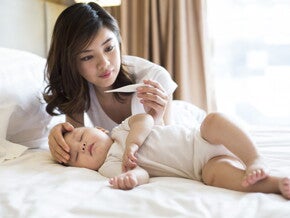 ลูกเป็นไข้ตัวร้อนแต่มือเท้าเย็น คุณแม่รับมืออย่างไรดี
