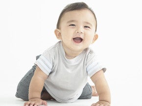 เด็กทารกกำลังทำท่าทางเริ่มคลาน