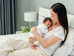 คุณแม่อุ้มลูกน้อยที่เกิดในฤกษ์คลอด และฤกษ์ผ่าคลอด 2570