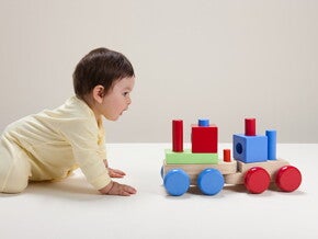 พัฒนาการเด็ก 1 ขวบ 5 เดือน มีอะไรบ้าง ลูกน้อยมีพัฒนาการอย่างไร