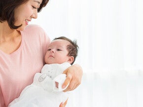คุณแม่อุ้มลูกน้อยที่เกิดในฤกษ์คลอด และ ฤกษ์ผ่าคลอด ตุลาคม 2570