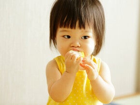 เด็ก 6 เดือนกินผลไม้อะไรได้บ้าง? รู้ก่อนให้ลูกลอง ลดเสี่ยงแพ้ตั้งแต่มื้อแรก