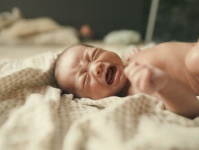 ลูกร้องไห้ไม่หยุด? เข้าใจพฤติกรรมและวิธีรับมือเด็กร้องไห้ไม่หยุด