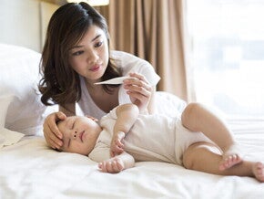 ลูกเป็นไข้ถ่ายเหลว ลูกท้องเสีย เกิดจากอะไร พร้อมวิธีดูแลลูกน้อย